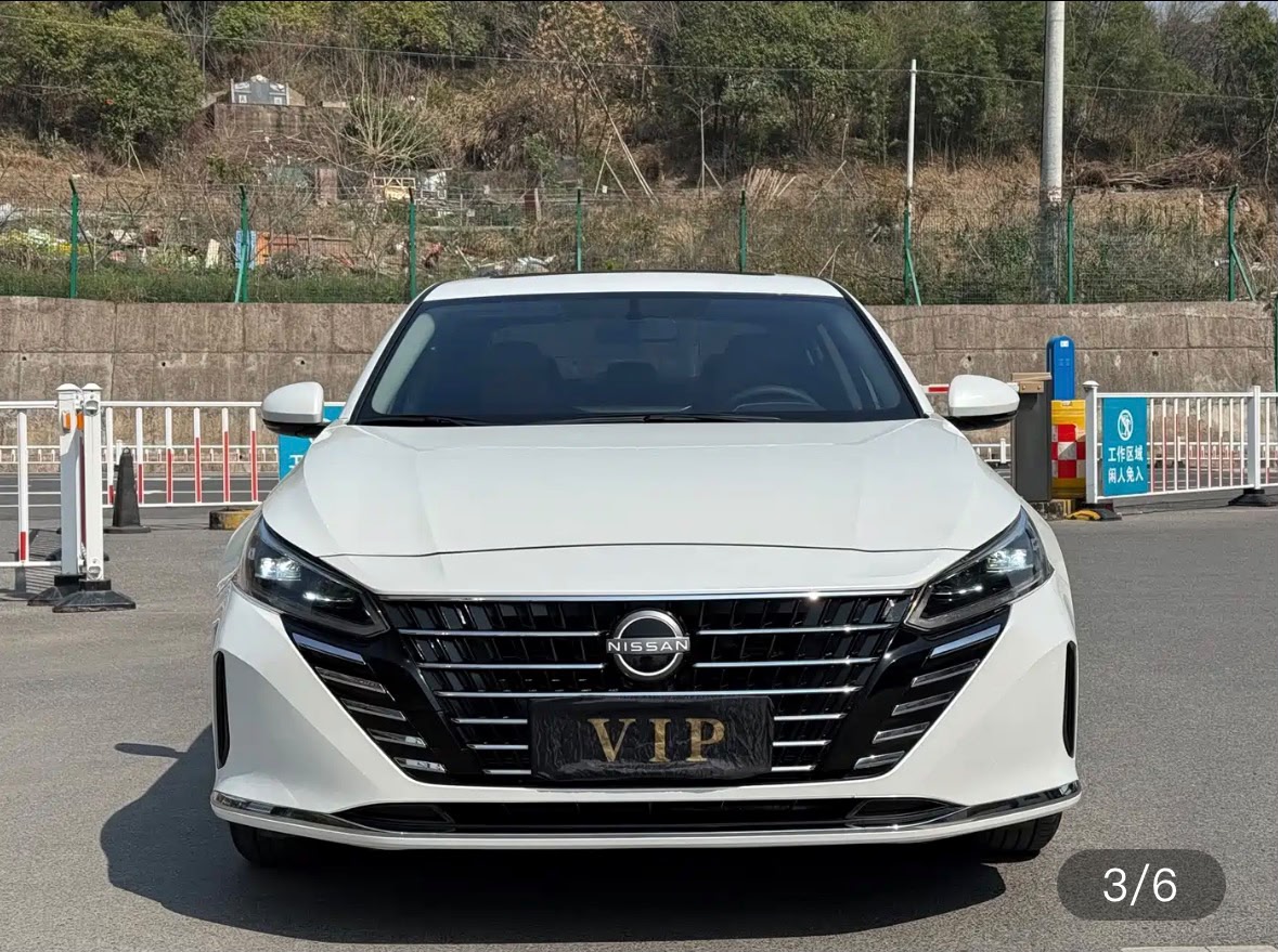 Nissan ALtima 2.0 photo 2