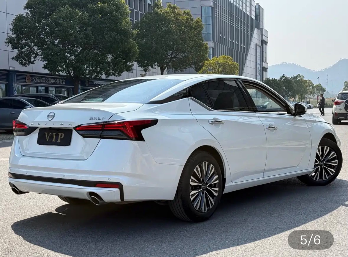 Nissan ALtima 2.0 photo 3