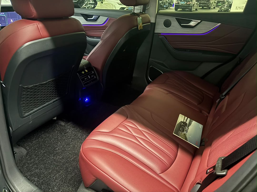 HONGQI HS5 Deluxe Pro 2025 imported from China to Saudi Arabia — detail view