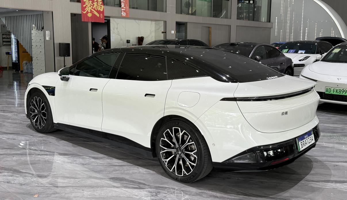 Zeeker 007-100kWh 422HP 2025 imported from China to Saudi Arabia — interior